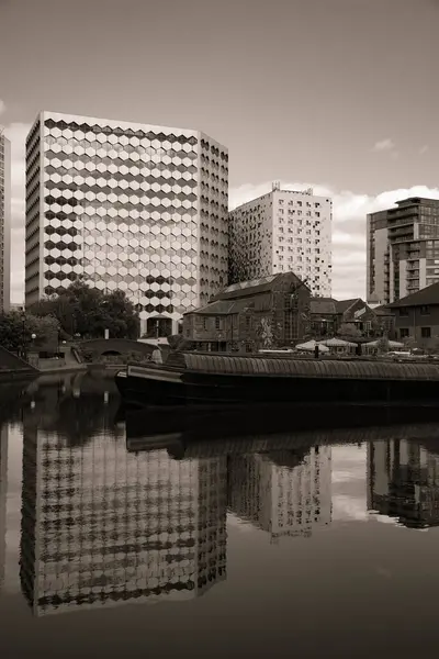 Londra 'daki nehrin yansıması.