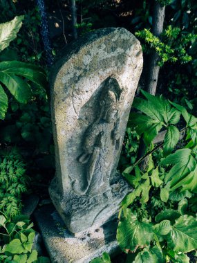 Buda heykeli parkta.