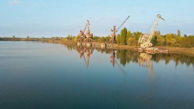 Şehirdeki nehrin inşaatı