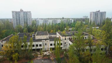 Ormanda terk edilmiş bir bina, Çernobil