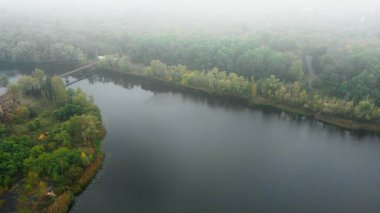 Ağaçlarla çevrili güzel bir nehir manzarası