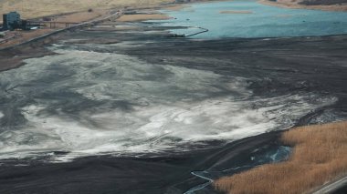 Dağlardaki bir nehrin havadan görünüşü