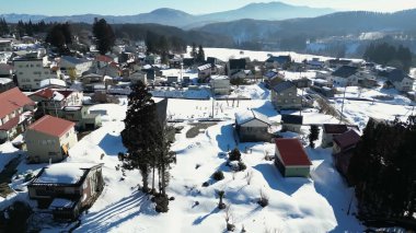 Kışın arka planda küçük bir kasaba olan Slovakya 'daki küçük evlerin hava görüntüleri.