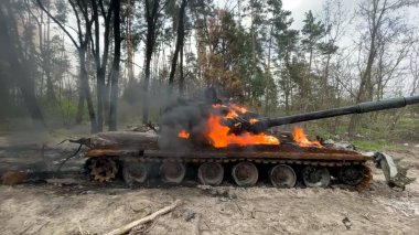 Ormandaki ağaçların arasında büyük bir itfaiye tankı var. Ukrayna 'da savaş kavramı.