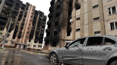 Şehirdeki terk edilmiş eski bina.