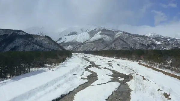 Dağlardaki güzel dağ nehri