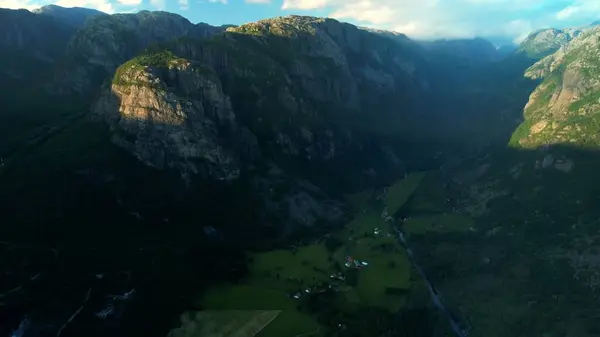 Dağların güzel manzarası