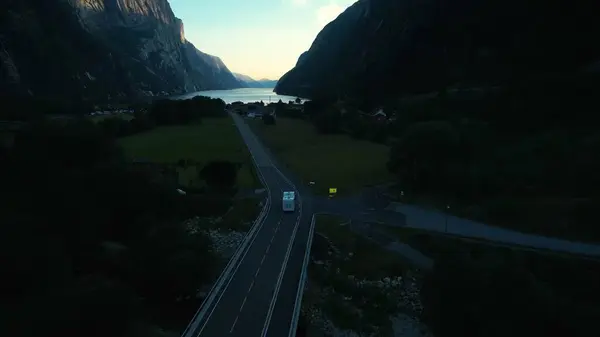 Dağlar boyunca yol manzarası ve geceleri yeşil vadi..