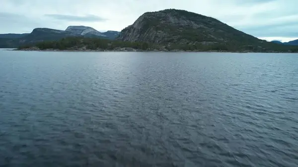 Dağlardaki gölün güzel manzarası