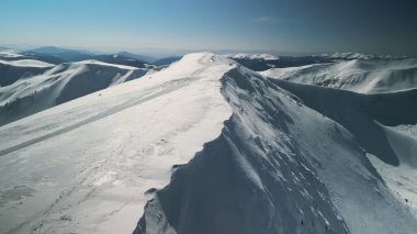 Kışın dağların ve nehrin manzarası