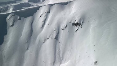 Karla kaplı dağların havadan görünüşü