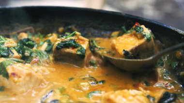 Yakın plan - masadaki lezzetli yemek manzarası