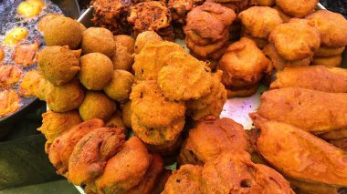 Baharatlı ve sebzeli kızarmış tavuk kanadı.