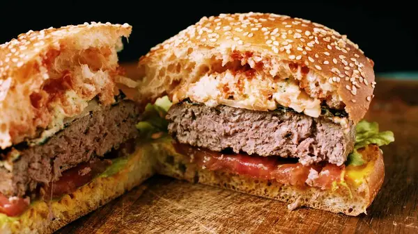 Tahtada biftek ve sebzeli hamburger.