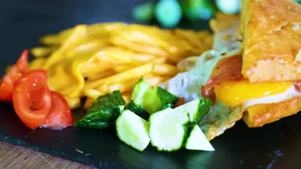 sahanda yumurta ve salata