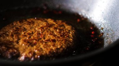 Baharatlı ve sebzeli kızarmış tavuk göğsü.