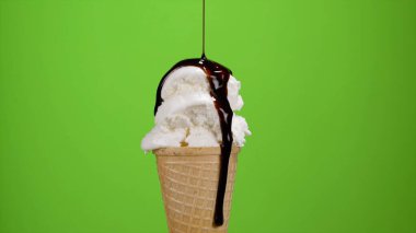 Dondurma külahı yeşil arka planda