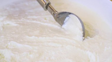 Lezzetli bir Türk geleneksel tatlısı hazırlıyorum..