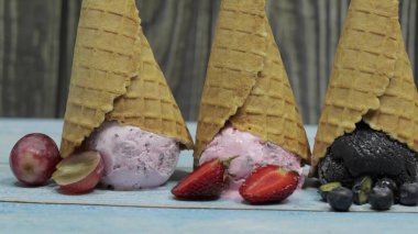 Ahşap arka plan üzerinde dondurma koniler.