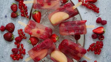 Böğürtlenli dondurma.