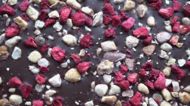 Çilek soslu lezzetli çikolata, üst manzara.