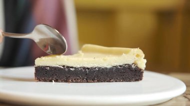 bir çatal ile çikolatalı kek