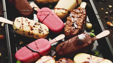 Tahta bir masada dondurma, üst manzara.