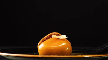 Karamel soslu ve fındıklı çikolatalı pasta.