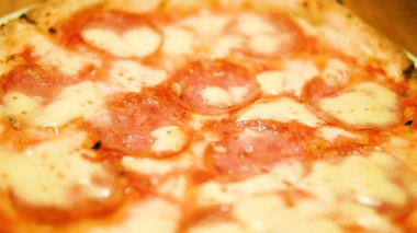 Jambonlu ve peynirli pizza