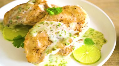 Limonlu tavuk kanadı, sarımsak ve maydanoz.