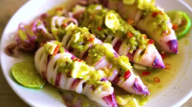 Tayland baharatlı salata, kalamar ve yiyecek.