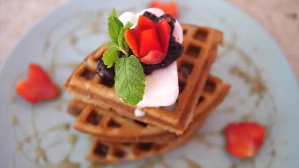 Kremalı ve çilekli waffle.