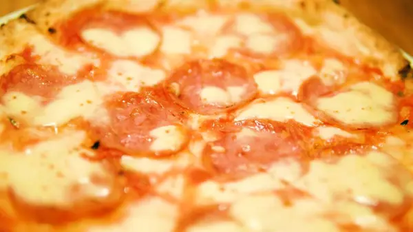 Jambonlu ve peynirli pizza