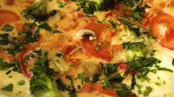 Brokoli ve peynirli pizza