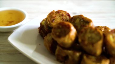 Sos ve susam tohumlu kızarmış muz..