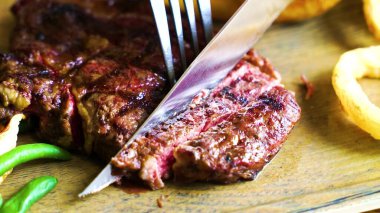 Baharatlı ve otlu bir tabakta biftek.