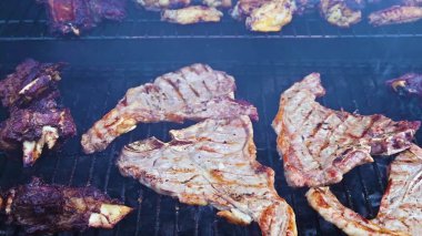 Mangalda domuz pirzolası ve sebze.