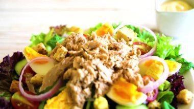 Tavuk göğsü, marul ve domates salatası.