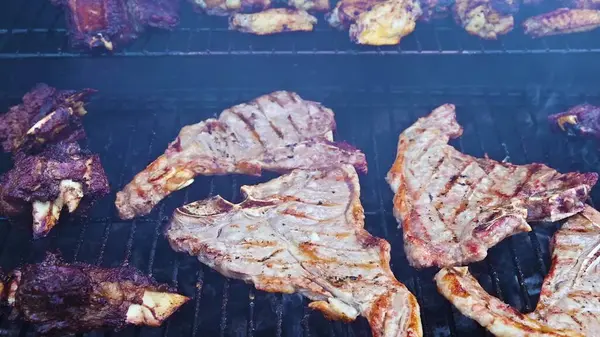 Mangalda domuz pirzolası ve sebze.