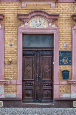 Tangermnde, Almanya 'nın ortaçağ Hansa Kasabası' nda dolaşın. Güzel dekore edilmiş yarı ahşap binaları, kaldırım taşı sokakları ve sizi zamanda geri götüren zengin tarihi cazibesi ile ünlüdür.