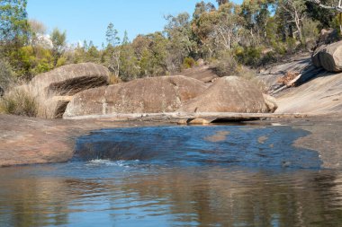 NSW ve Queensland sınırındaki Ulusal Parklar, Girraween, Bald Rock ve Sundown dahil. Bu parklar çarpıcı granit manzaralar, çeşitli bitki örtüleri ve faunalar ve engebeli doğal güzellikler arasında manzaralı yürüyüş yolları sunuyor.