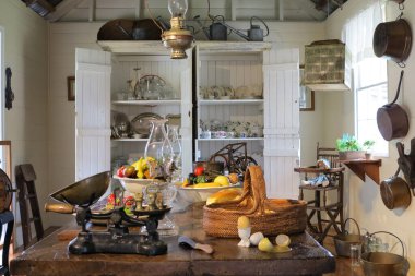 Herberton, Queensland 'daki bir açık hava müzesi olan Herberton Tarihi Köyü, 19. yüzyılın sonlarında bir teneke madencilik kasabasını canlandırıyor. 16 dönümlük bir alana yayılmış, 50 'den fazla yenilenmiş döneme ait bina ve Avustralya öncü yaşamını gözler önüne seren sergiler.