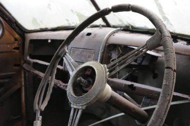 Herberton, Queensland 'daki bir açık hava müzesi olan Herberton Tarihi Köyü, 19. yüzyılın sonlarında bir teneke madencilik kasabasını canlandırıyor. 16 dönümlük bir alana yayılmış, 50 'den fazla yenilenmiş döneme ait bina ve Avustralya öncü yaşamını gözler önüne seren sergiler.