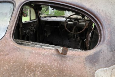 Herberton, Queensland 'daki bir açık hava müzesi olan Herberton Tarihi Köyü, 19. yüzyılın sonlarında bir teneke madencilik kasabasını canlandırıyor. 16 dönümlük bir alana yayılmış, 50 'den fazla yenilenmiş döneme ait bina ve Avustralya öncü yaşamını gözler önüne seren sergiler.