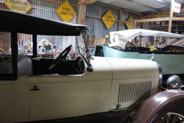 Herberton, Queensland 'daki bir açık hava müzesi olan Herberton Tarihi Köyü, 19. yüzyılın sonlarında bir teneke madencilik kasabasını canlandırıyor. 16 dönümlük bir alana yayılmış, 50 'den fazla yenilenmiş döneme ait bina ve Avustralya öncü yaşamını gözler önüne seren sergiler.