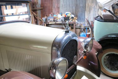 Herberton, Queensland 'daki bir açık hava müzesi olan Herberton Tarihi Köyü, 19. yüzyılın sonlarında bir teneke madencilik kasabasını canlandırıyor. 16 dönümlük bir alana yayılmış, 50 'den fazla yenilenmiş döneme ait bina ve Avustralya öncü yaşamını gözler önüne seren sergiler.