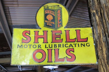 Herberton, Queensland 'daki bir açık hava müzesi olan Herberton Tarihi Köyü, 19. yüzyılın sonlarında bir teneke madencilik kasabasını canlandırıyor. 16 dönümlük bir alana yayılmış, 50 'den fazla yenilenmiş döneme ait bina ve Avustralya öncü yaşamını gözler önüne seren sergiler.