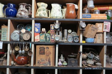 Herberton, Queensland 'daki bir açık hava müzesi olan Herberton Tarihi Köyü, 19. yüzyılın sonlarında bir teneke madencilik kasabasını canlandırıyor. 16 dönümlük bir alana yayılmış, 50 'den fazla yenilenmiş döneme ait bina ve Avustralya öncü yaşamını gözler önüne seren sergiler.