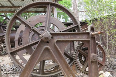 Herberton, Queensland 'daki bir açık hava müzesi olan Herberton Tarihi Köyü, 19. yüzyılın sonlarında bir teneke madencilik kasabasını canlandırıyor. 16 dönümlük bir alana yayılmış, 50 'den fazla yenilenmiş döneme ait bina ve Avustralya öncü yaşamını gözler önüne seren sergiler.