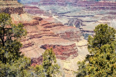 Arizona, ABD 'deki Grand Canyon Ulusal Parkı' nın Güney Halkası 'ndan nefes kesici görüntüler. Dramatik uçurumları, geniş manzaraları ve bu doğal güzelliğin hayranlık uyandıran güzelliğini tecrübe edin.